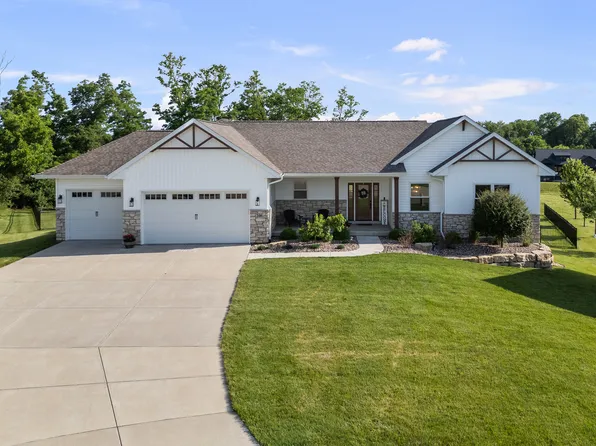 208 Ann Ave, Riverdale, IA 52722