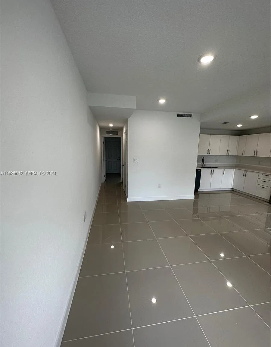 4 bed, 3.5 bath, 1398 sqft, $2,900 — Photo 2