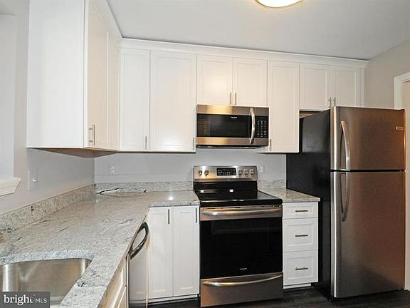 3rd image of 2812 Lee Oaks Pl APT 202