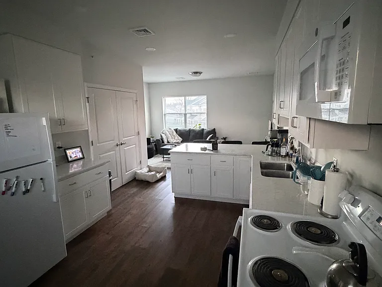 2727 Columbia Ave #102 — Photo 8