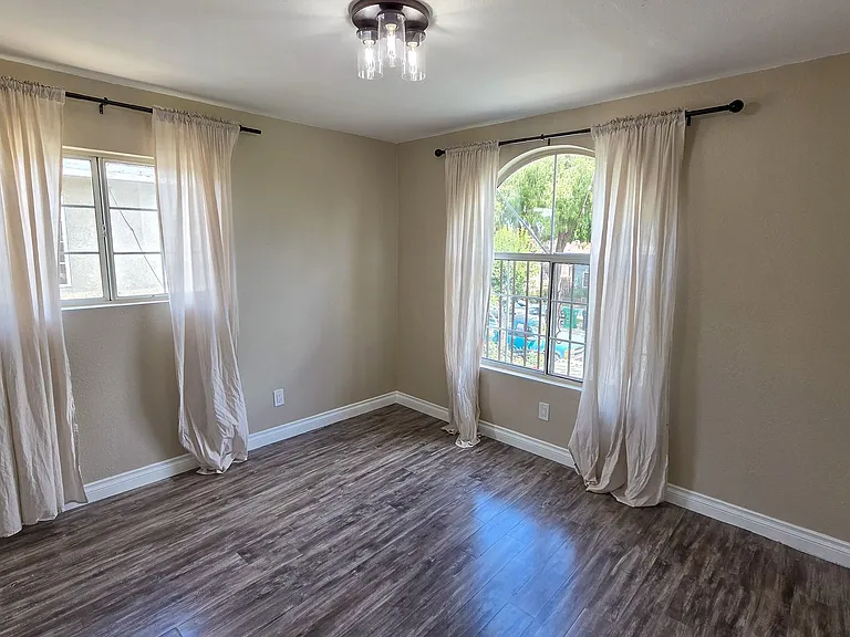 4735 Myrtle St — Photo 20