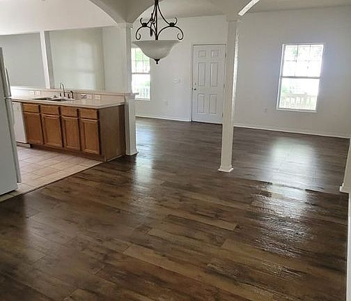 2nd image of 1004 Park Central Cir