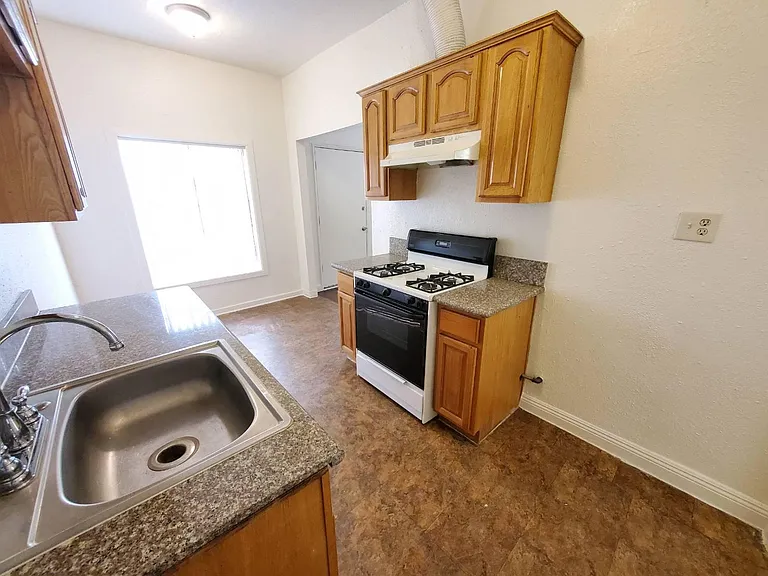 1124 Huntington Dr #H — Photo 9