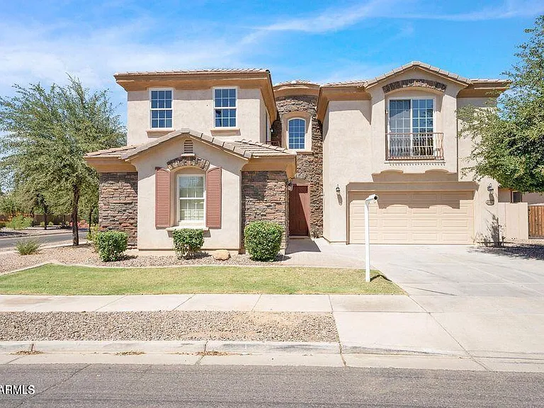 4590 E Waterman St — Photo 2
