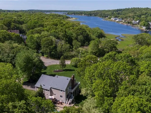 121 W Bay Dr, Narragansett, RI 02882