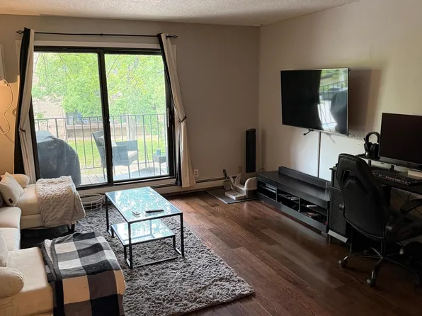 5627 Green Circle Dr APT 219, Minnetonka, MN 55343