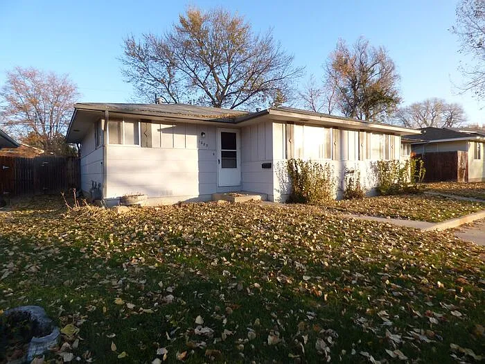1083 Winona Dr — Photo 2
