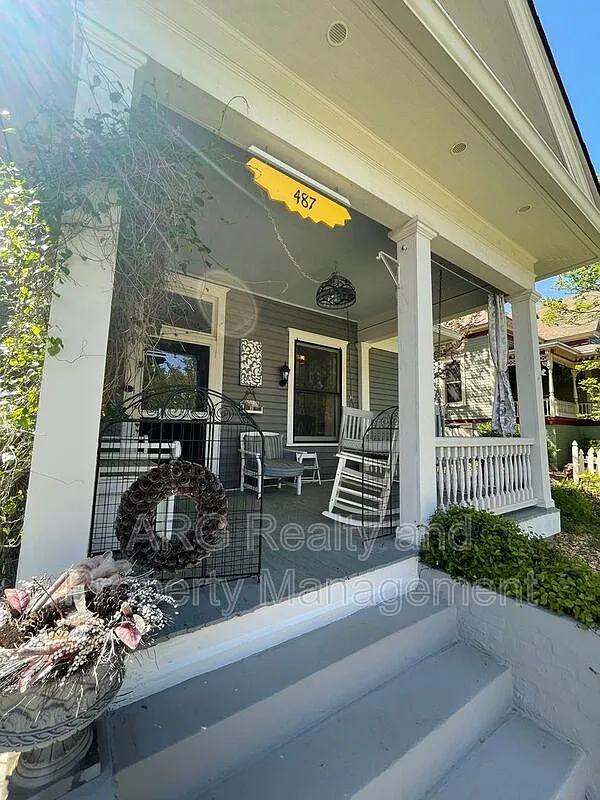 3 bed, 2.0 bath, 1682 sqft, $3,000 — Photo 2