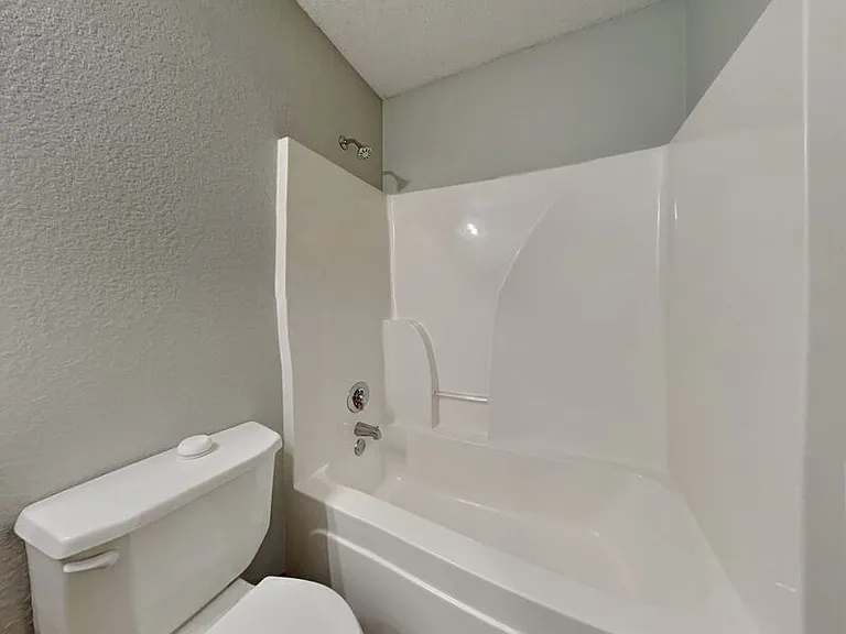 400 NW Woodbury Dr — Photo 24