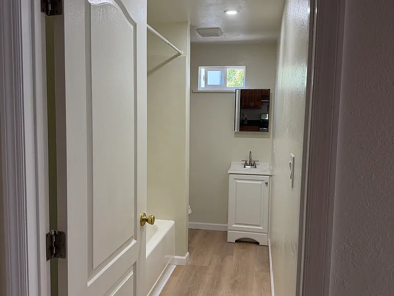 1930 Irving Ave #1930 — Photo 19
