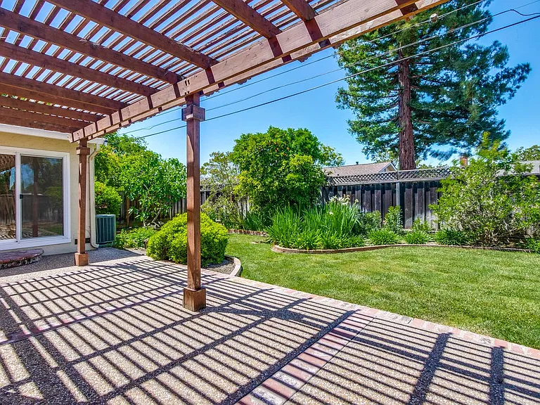 1084 Bluebird Ave — Photo 34