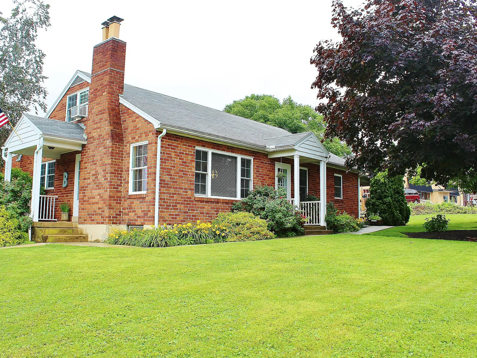 3 bed, 1.5 bath, 1493 sqft, $2,195 — Photo 1