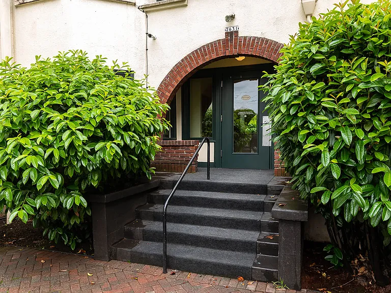 Mississippi Court | Exterior