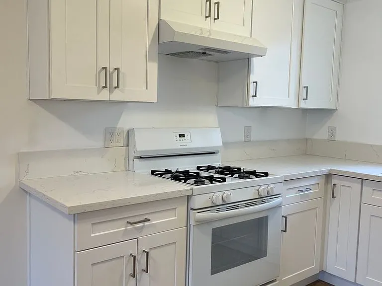 Van Ness Apartments — Photo 9