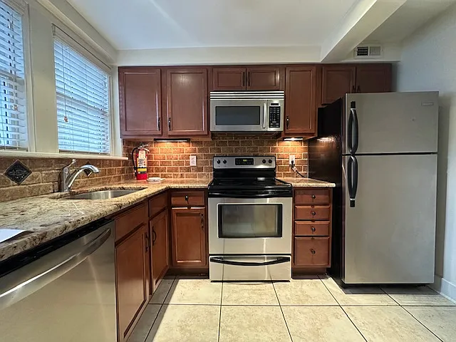 817 N Elm St #G — Photo 8