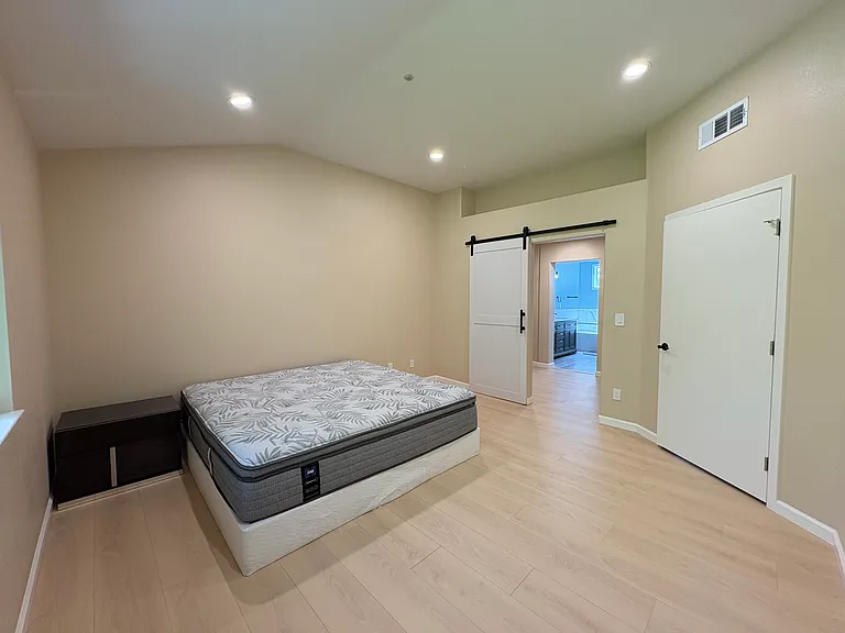 414 Galleria Dr #4 — Photo 30