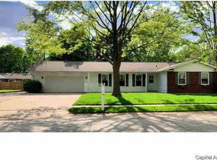 33 Pheasant Run Dr, Chatham, IL 62629