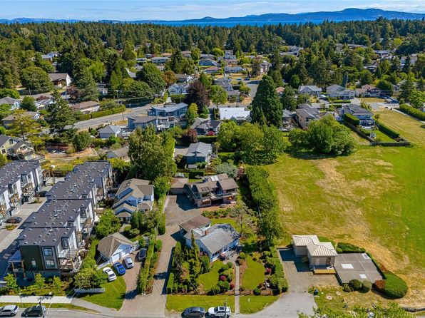 2608 Penrhyn St, Saanich, BC V8N 1G3