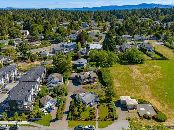 2608 Penrhyn St, Saanich, BC V8N 1G3