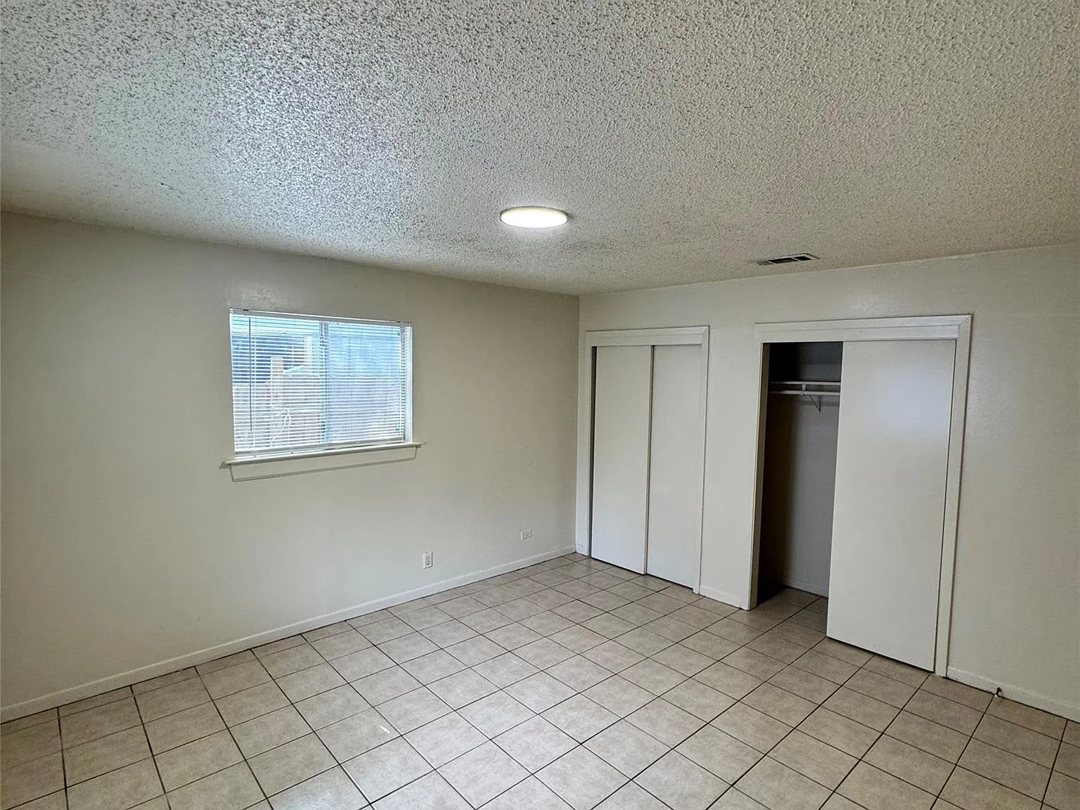 2 bed, 1.0 bath, 1806 sqft, $1,200 — Photo 2