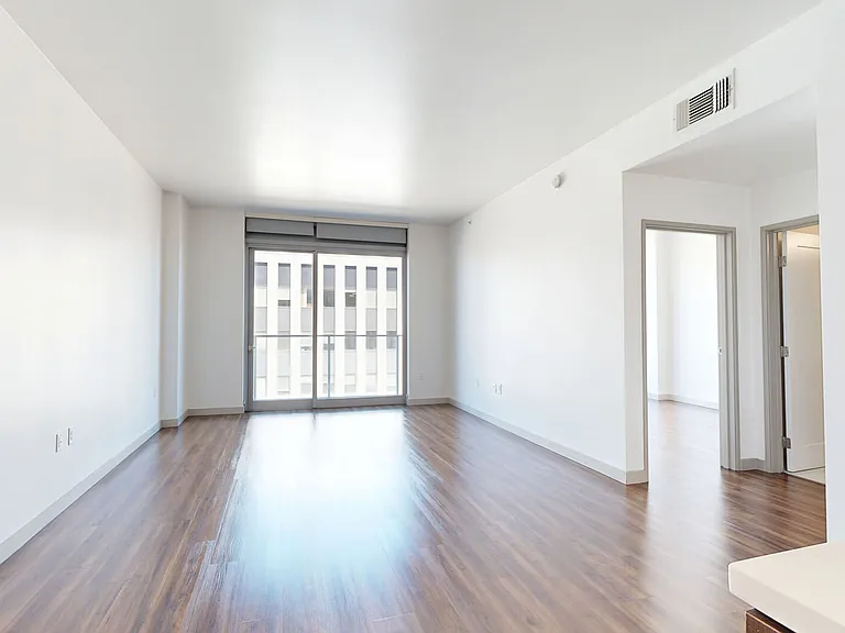 3033 Wilshire — Photo 72