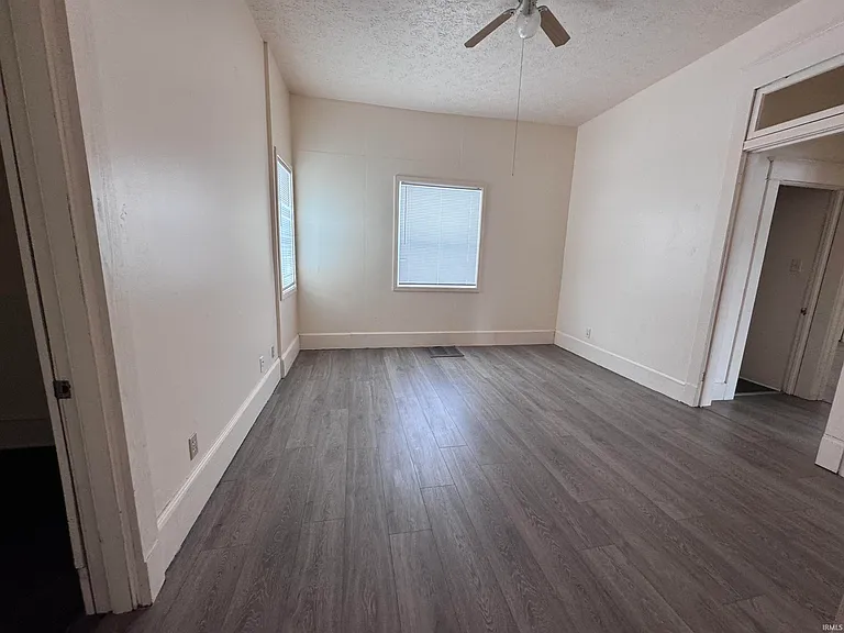 614 W Charles St — Photo 4