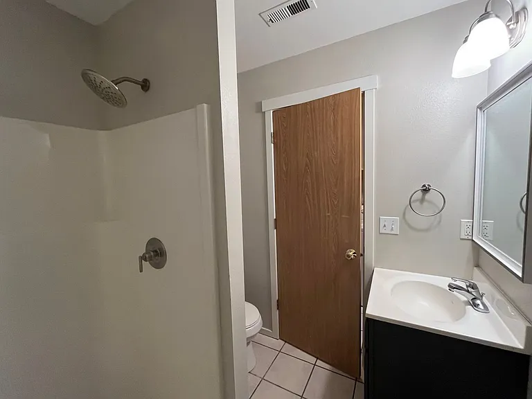 3 Bed, 2 Bath Home- Fenced Back Yard! — Photo 10