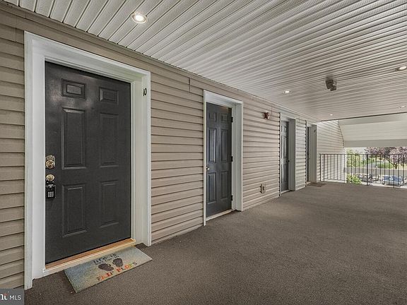 3rd image of 10019 Vanderbilt Cir APT 10