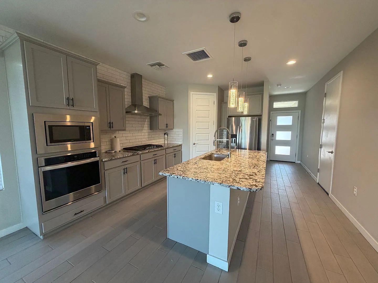 3 bed, 2.0 bath, 1614 sqft, $2,300 — Photo 3