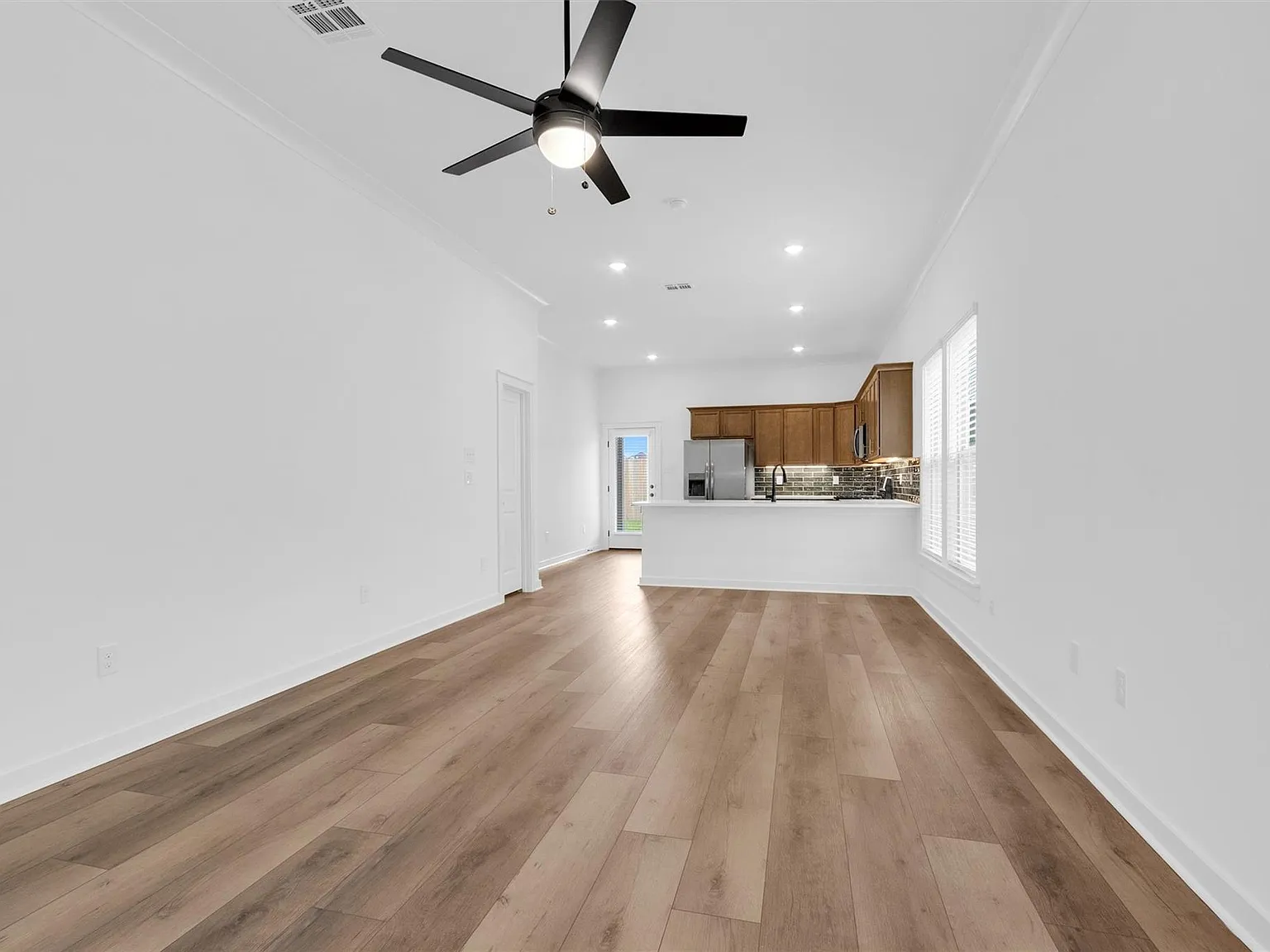 3 bed, 2.0 bath, 1392 sqft, $2,100 — Photo 4