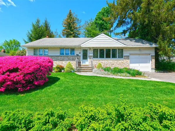 10 Lee Place, Old Bethpage, NY 11804
