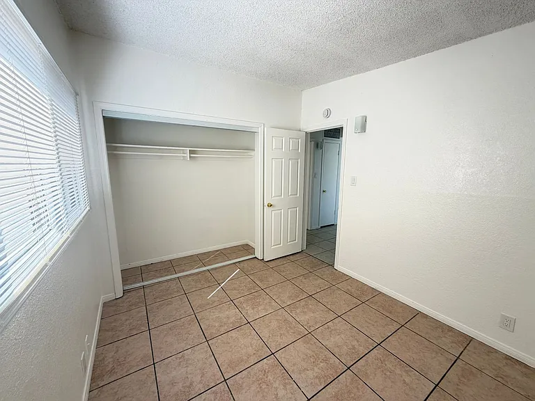 305 Oasis Dr — Photo 11