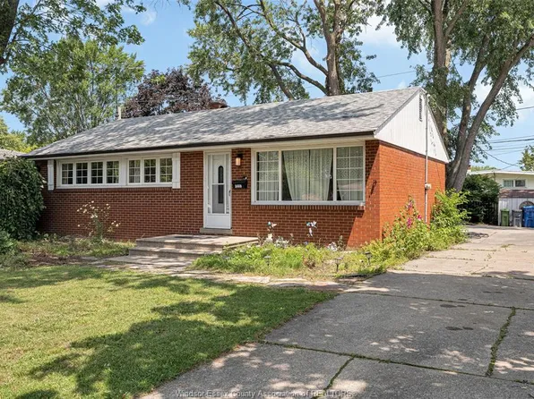 3660 Roxborough Blvd, Windsor, ON N9E 3A2