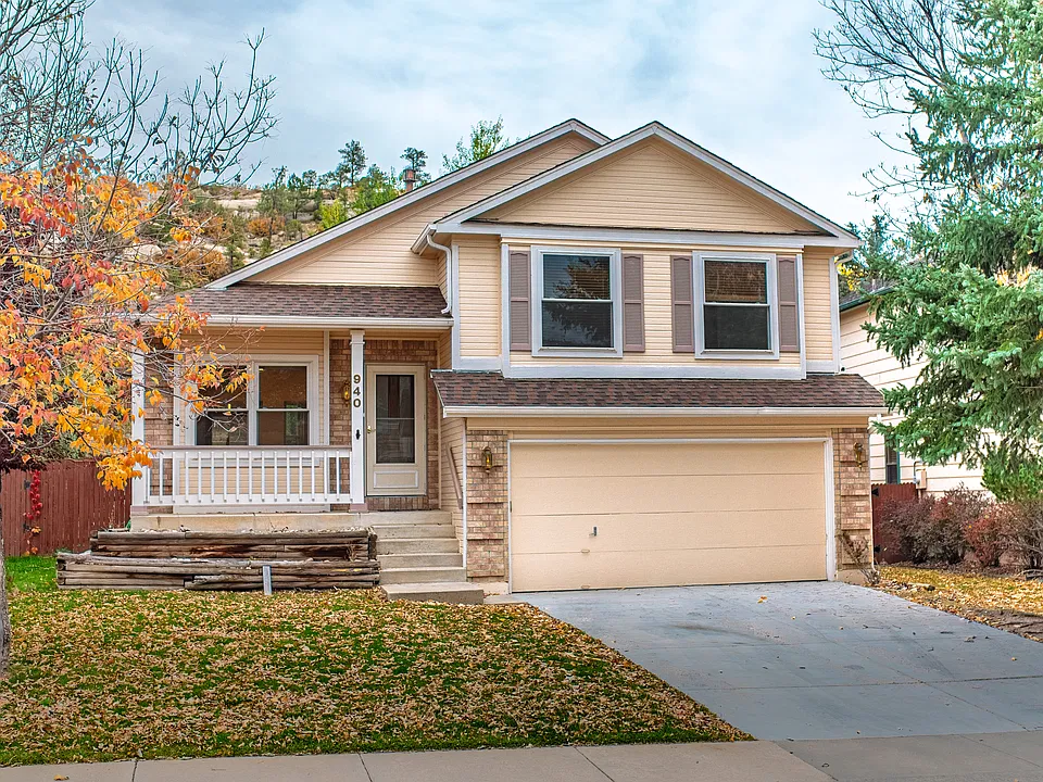 940 Dancing Horse Dr