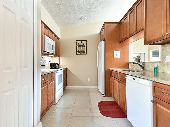 3rd image of 1009 W Pebble Beach Cir