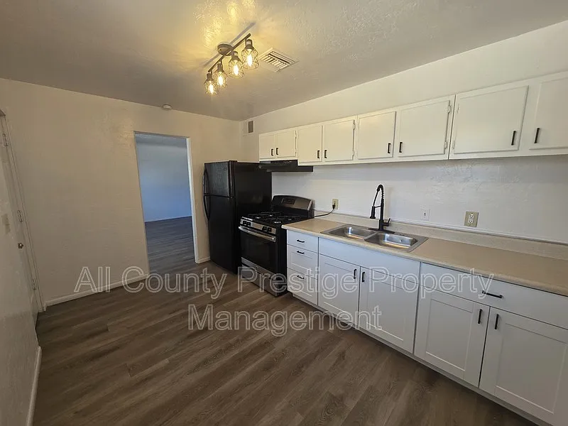 2 bed, 1.0 bath, 700 sqft, $1,025 — Photo 3