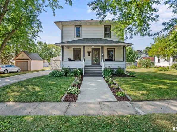 315 9th St, De Witt, IA 52742