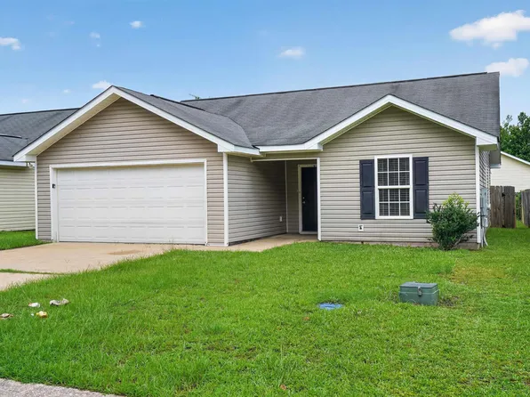 449 Holly Berry Ln, Moundville, AL 35474