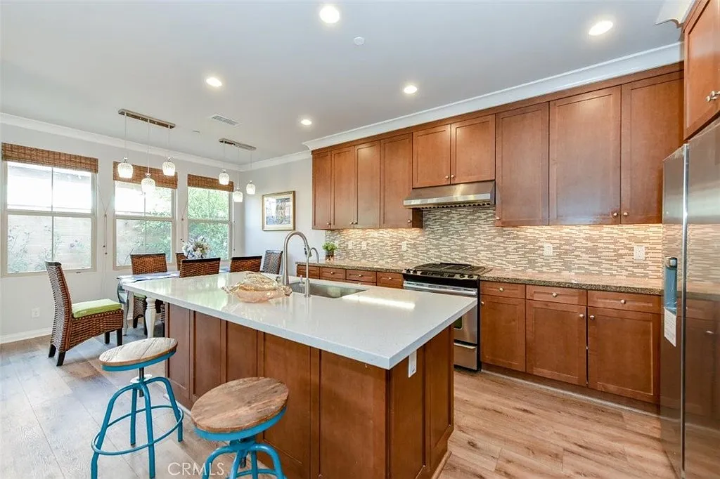 3 bed, 2.5 bath, 1654 sqft, $5,250 — Photo 3