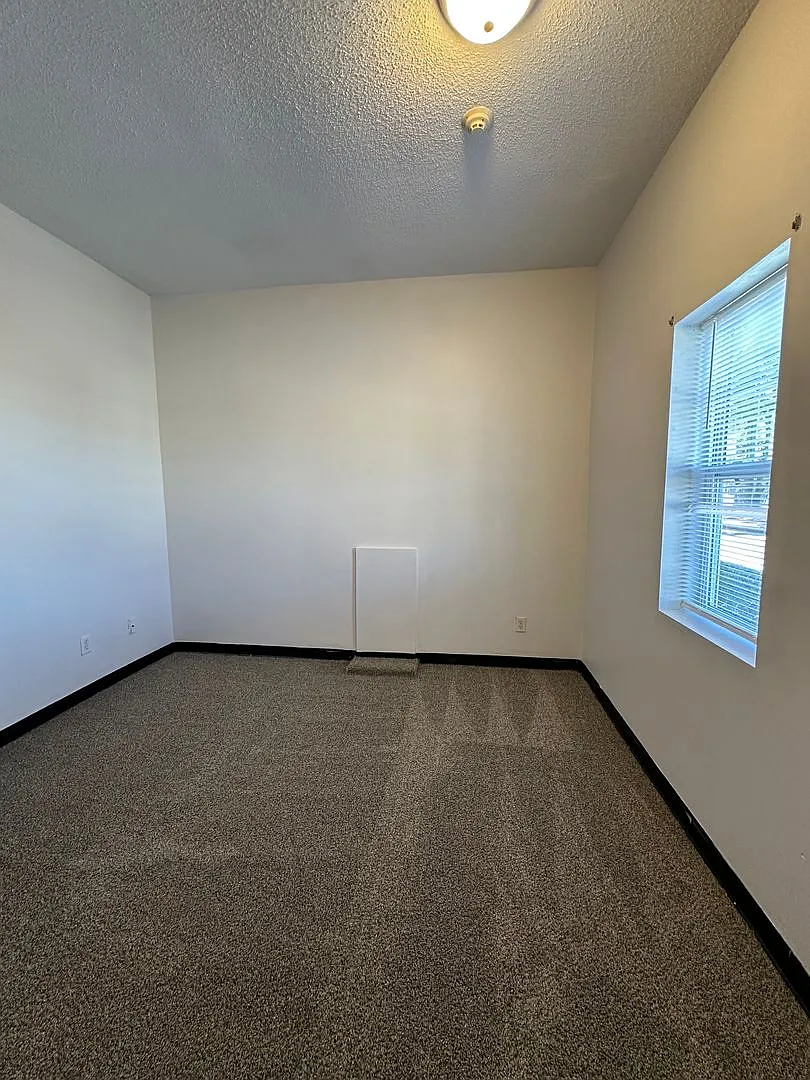 3 Bed 1 Bath Apartment Utilities Included — Photo 2