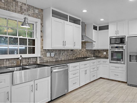 3rd image of 4353 Knob Hill Dr