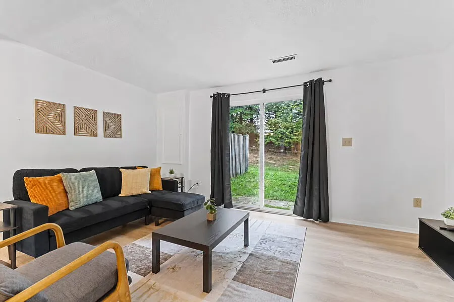 2 bed, 1.0 bath, $3,000 — Photo 3