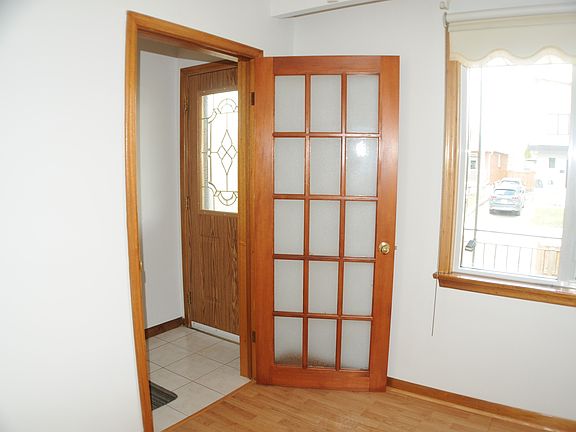 5th image of 49 Algoma St