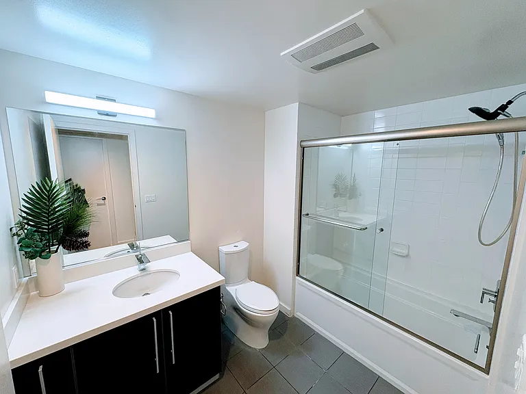 Guest Bedroom's Bathroom