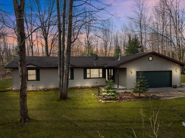 321 Greenleaf Dr, Houghton Lake, MI 48629