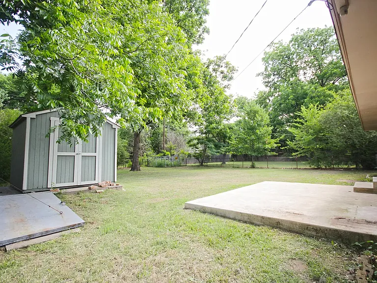 1205 W Brooks St — Photo 19