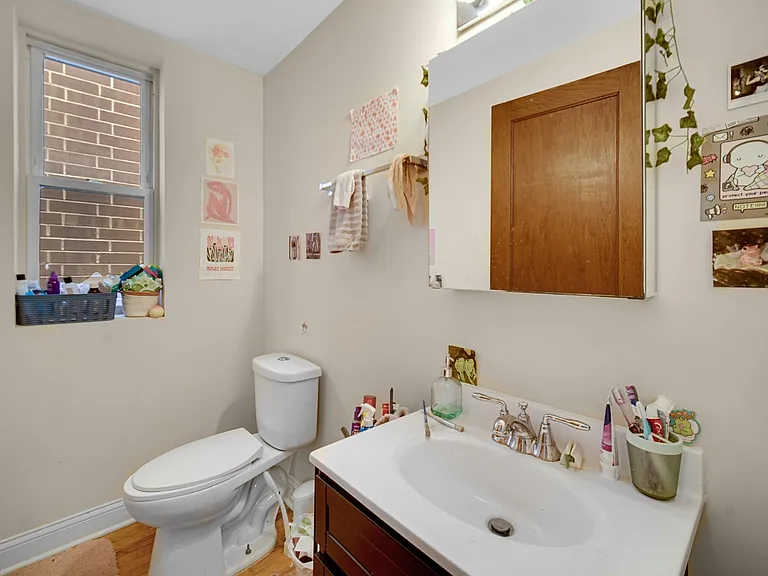 1240 W Cornelia Ave — Photo 9