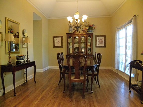 3rd image of 1933 Laurel Ln