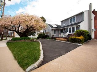 2 Johnson Ct, Babylon, NY 11702