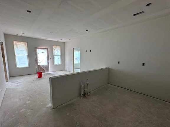 3rd image of 305 Blueberry Hill Ln